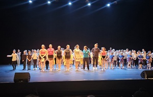 Nos 110 gymnastes réunies avec leurs entraineuses Céline,  Stéphanie, Justine et les entraineuses bénévoles Lilwenn, Maëlyne, Anouck, Iarina et Charlotte.