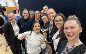 Les gymnastes entourées de la coach Stéphanie, des juges Pascale, Ely, Iarina et de Caroline cheffe de délégation.