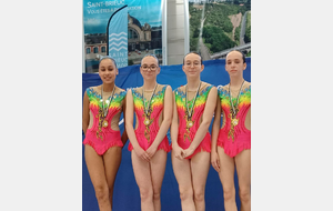 Médaille d'or : ensemble régional 15 ans et moins : Azéline, Zélie, Cassandre et Ambre.